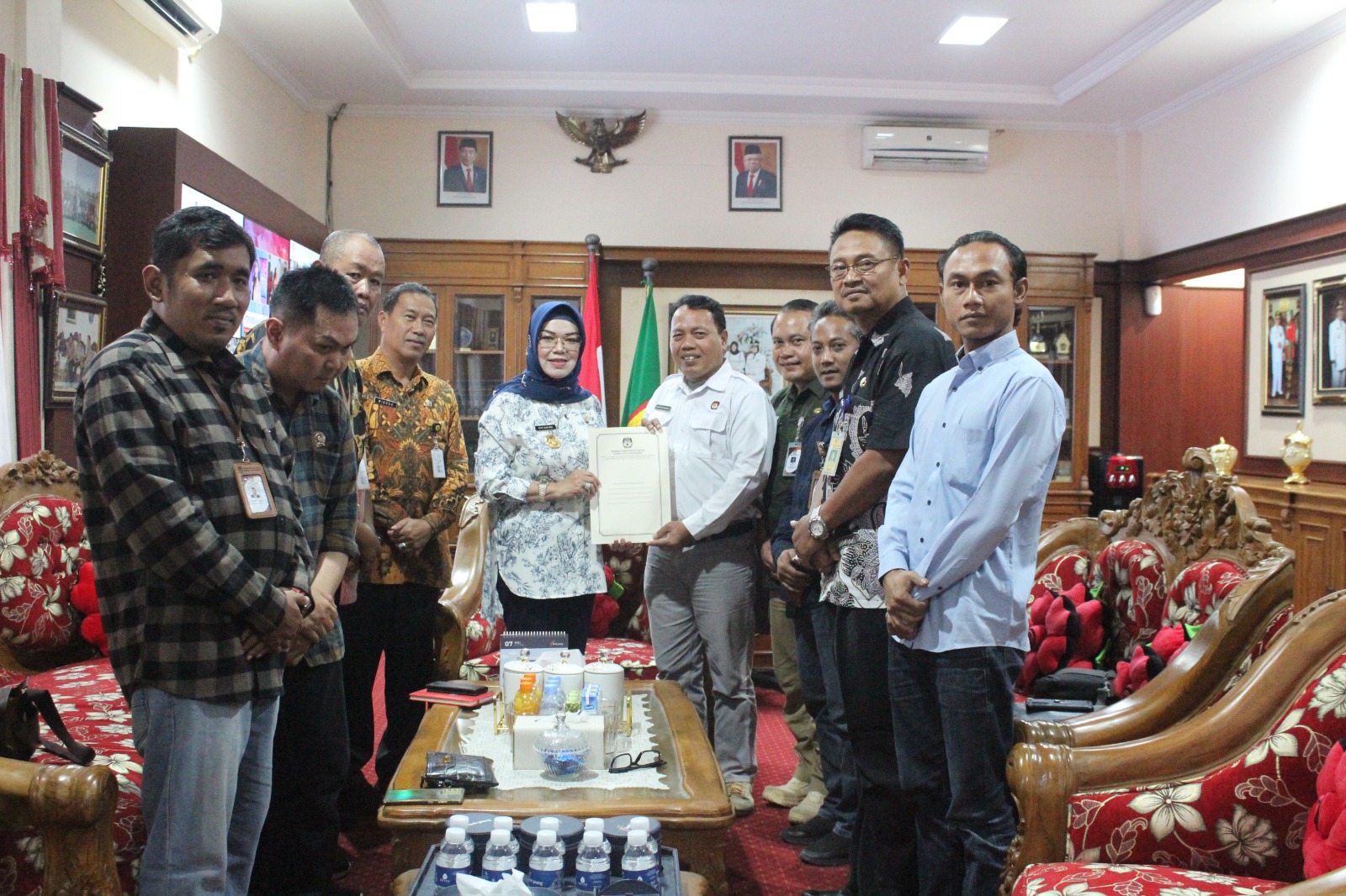 Komisioner KPU Kabupaten Sukoharjo serahkan berkas syarat pelantikan 45 anggota DPRD Kabupaten Sukoharjo terpilih kepada Bupati Sukoharjo Etik Suryani