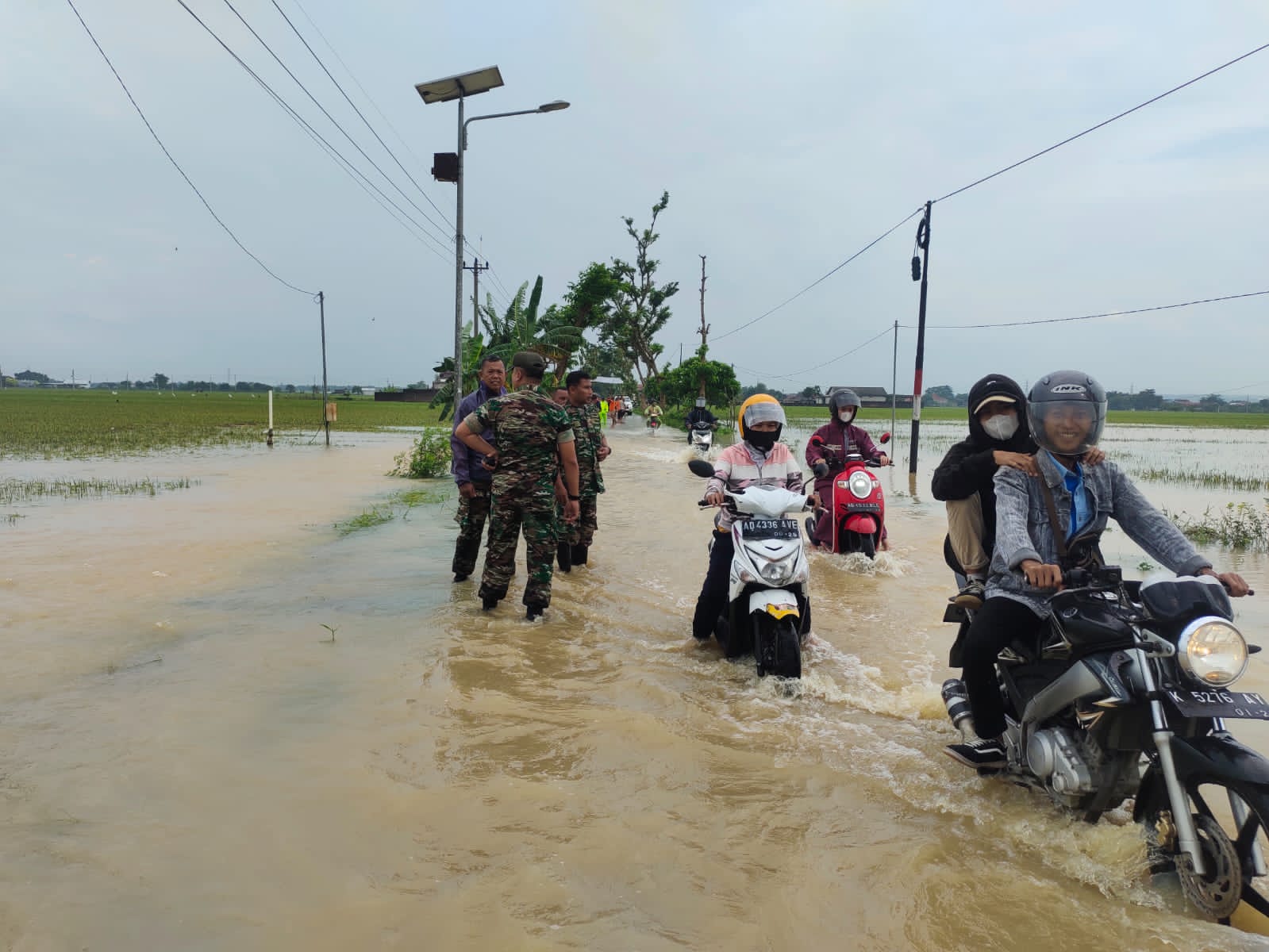 Saluran irigasi dari Waduk Ketro Sragen menuju Bengawan Solo yang meluap pada 2023 lalu. (Ahmad Khairudin/Dok.Radar Solo)