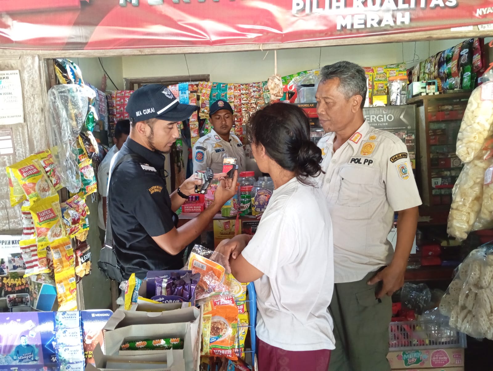 Pelaksanaan operasi rokok ilegal oleh Tim Pemberantasan Barang Kena Cukai Ilegal di sejumlah kecamatan di Kabupaten Klaten.
