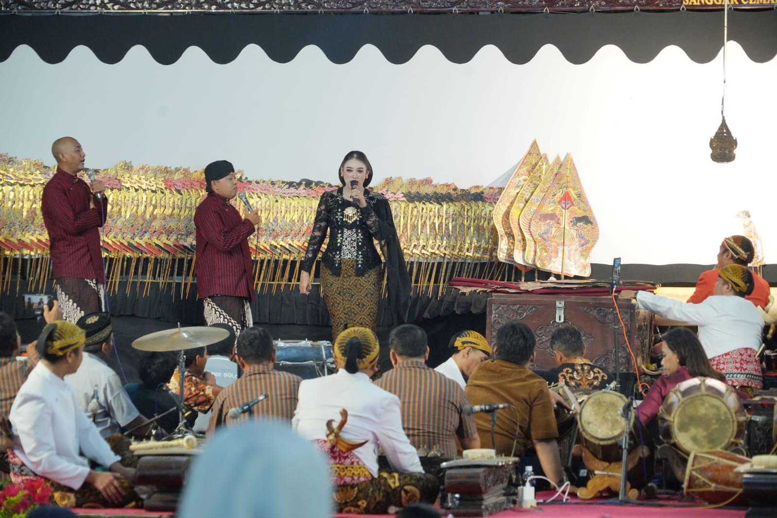 Penampilan tiga bintang tamu utama bersama Ki MPP Bayu Aji dalam pagelaran wayang kulit di Alun-Alun Klaten.