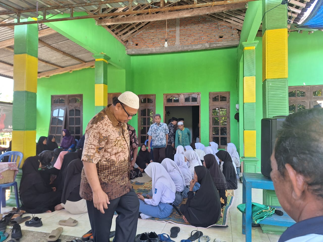 Suasana di rumah duka ASP, pelajar SMA di Kecamatan Sidoharjo yang meninggal dunia setelah terjatuh dari minibus, Senin (5/8/2024).