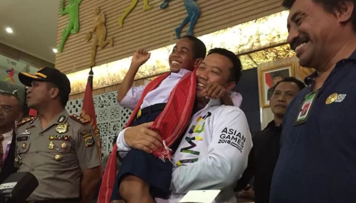 Yohanes Gama&nbsp;Marschal Lau alias Joni saat digendong oleh Menpora Imam Nahrawi di Kemenpora pada 2018 lalu.