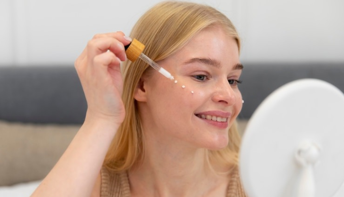 Ilustrasi menggunakan peeling serum.