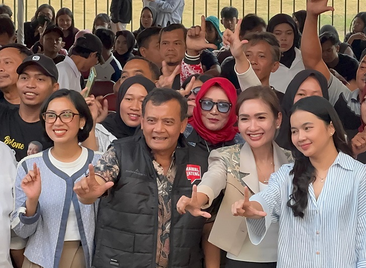 Bakal Cabup Sragen Untung Wina Sukowati (dua dari kanan) bersama mantan Kapolda Jateng Ahmad Luthfi belum lama ini.