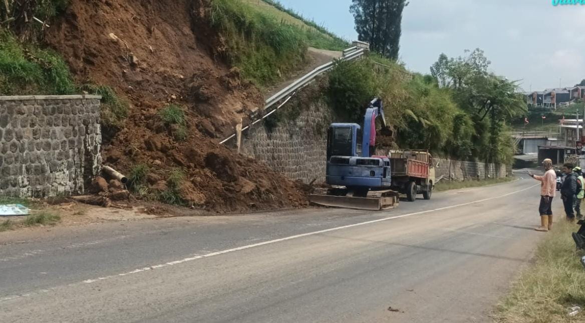 Jalan tembus Tawangmangu-Magetan, Blumbang, Tawangmangu yang longsor, Senin (5/8/2024). (Rudi Hartono/Radar Solo)