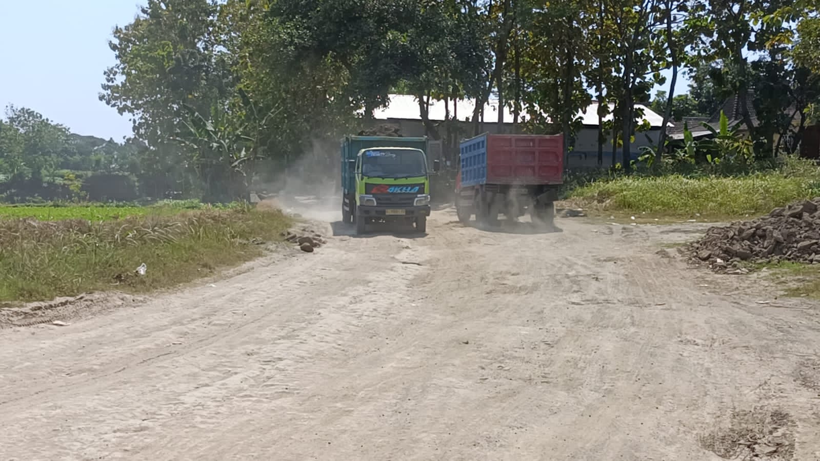 Truk galian C di Desa Jetiskarangpung, Kalijambe, Sragen yang dekat kawasan Museum Manusia Purba Sangiran. (Ahmad Khairudin/Radar Solo)