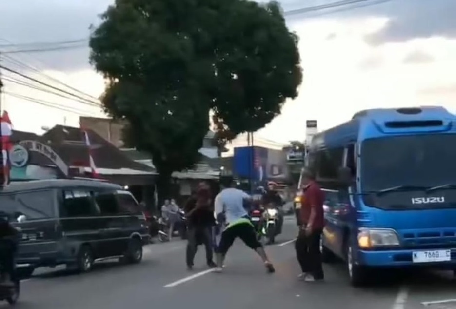 Tangkapan layar video adu jotos di jalanan wilayah Kecamatan Slogohimo, pekan lalu.