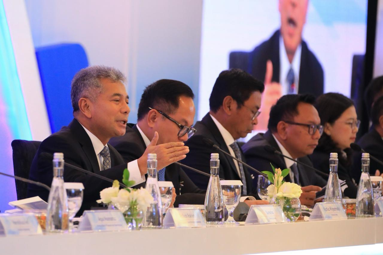 Direktur Utama BRI Sunarso beri paparan pada sebuah kegiatan.