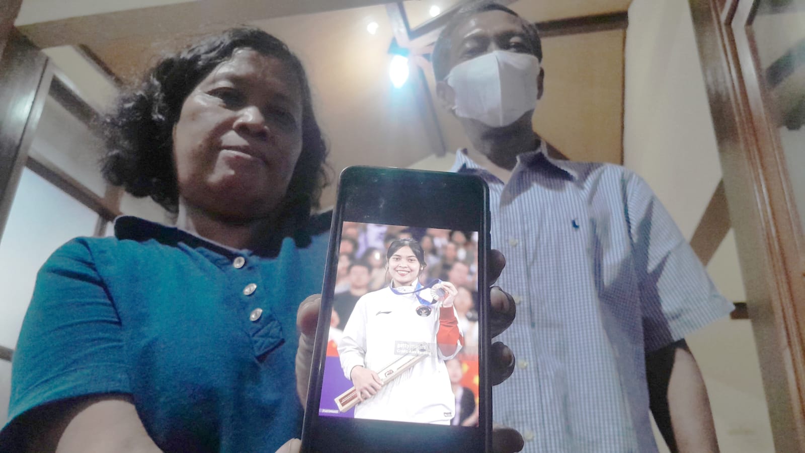 Pasangan Gregorius Mariyanto dan Fransisca Romana Dwi Astuti orang tua Gregoria Mariska Tunjung sangat bangga dengan prestasi anaknya di Olimpiade Paris 2024.