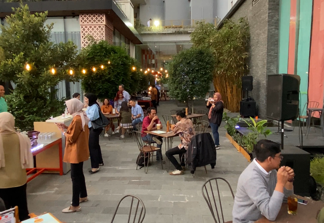 HARRIS Teras Senja&rdquo; di HARRIS Hotel Solo kembali diluncurkan dengan konsep berbda.