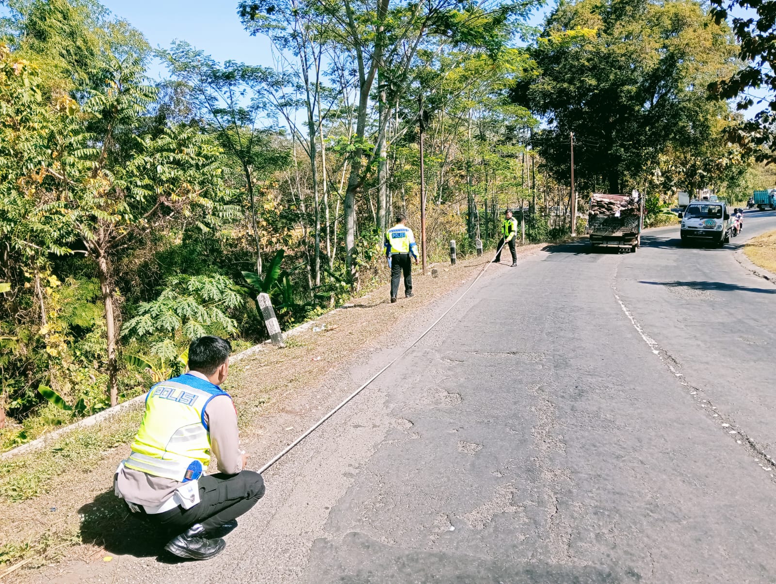 Polisi olah TKP kecelakaan pelajar terjatuh dari minibus di Kecamatan Sidoharjo, Wonogiri Senin (5/8/2024).