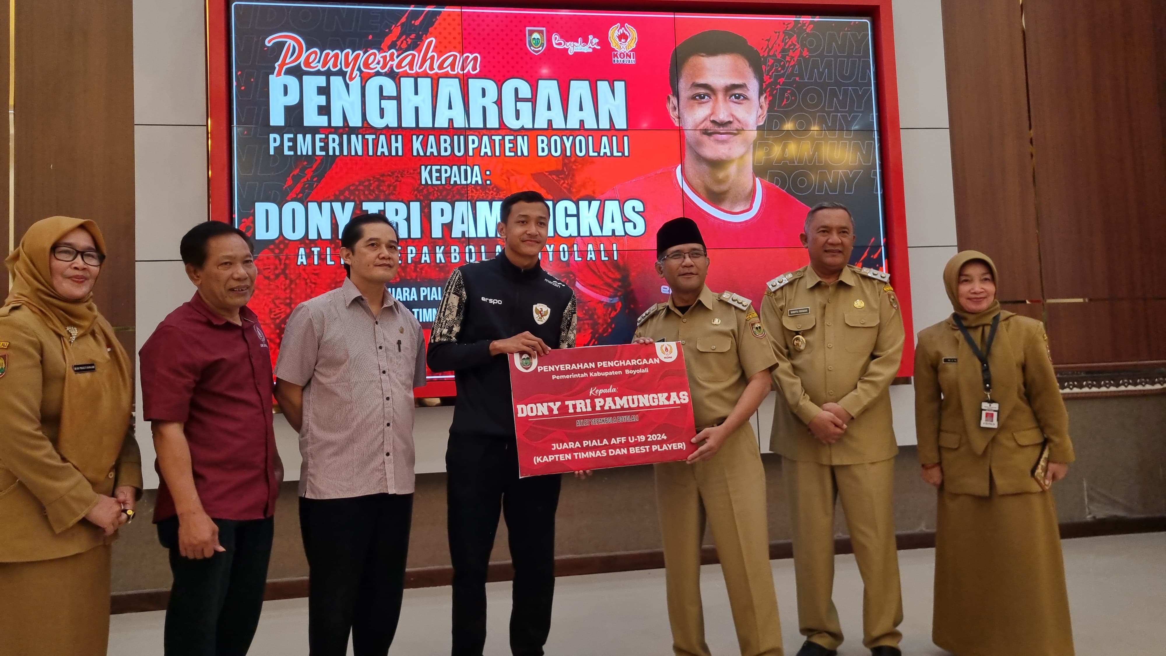 Kiper Timnas U-19 Dony Tri Pamungkas mendapat apresiasi dari Bupati Boyolali M Said Hidayat, Senin (5/8/2024).