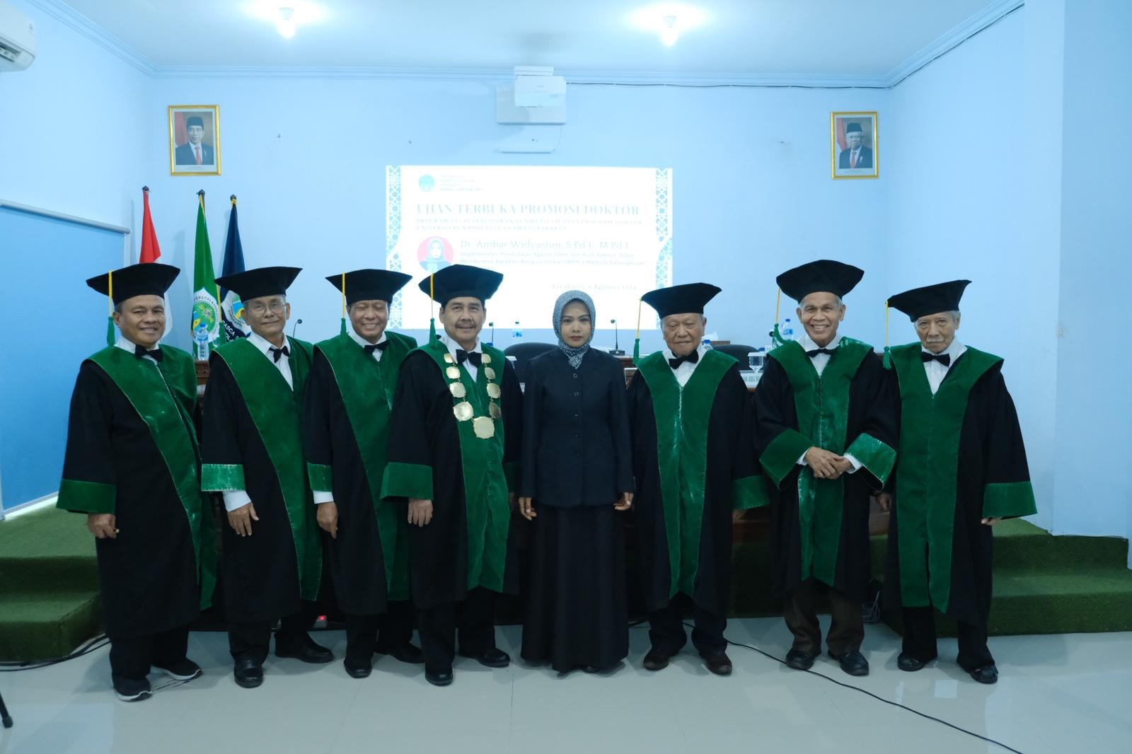 Ambar Widyastini bersama jajaran dewan penguji dalam sidang terbuka promosi doktor ke-28 prodi S3 PAI UNU Surakarta, Selasa (6/8).  &nbsp;