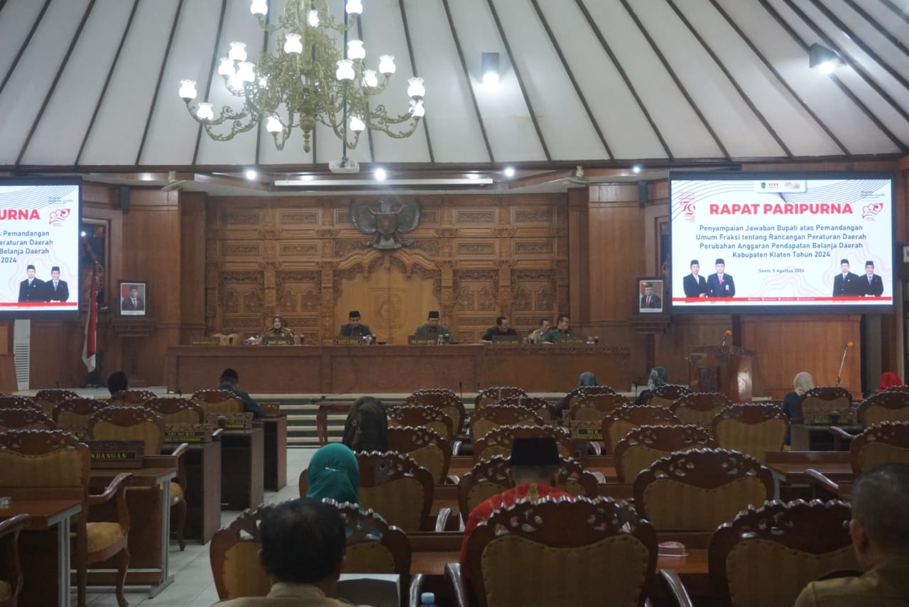 DPRD Klaten menggelar rapat paripurna di akhir masa jabatannya, Senin (5/8/2024). (Angga Purenda/Radar Solo)