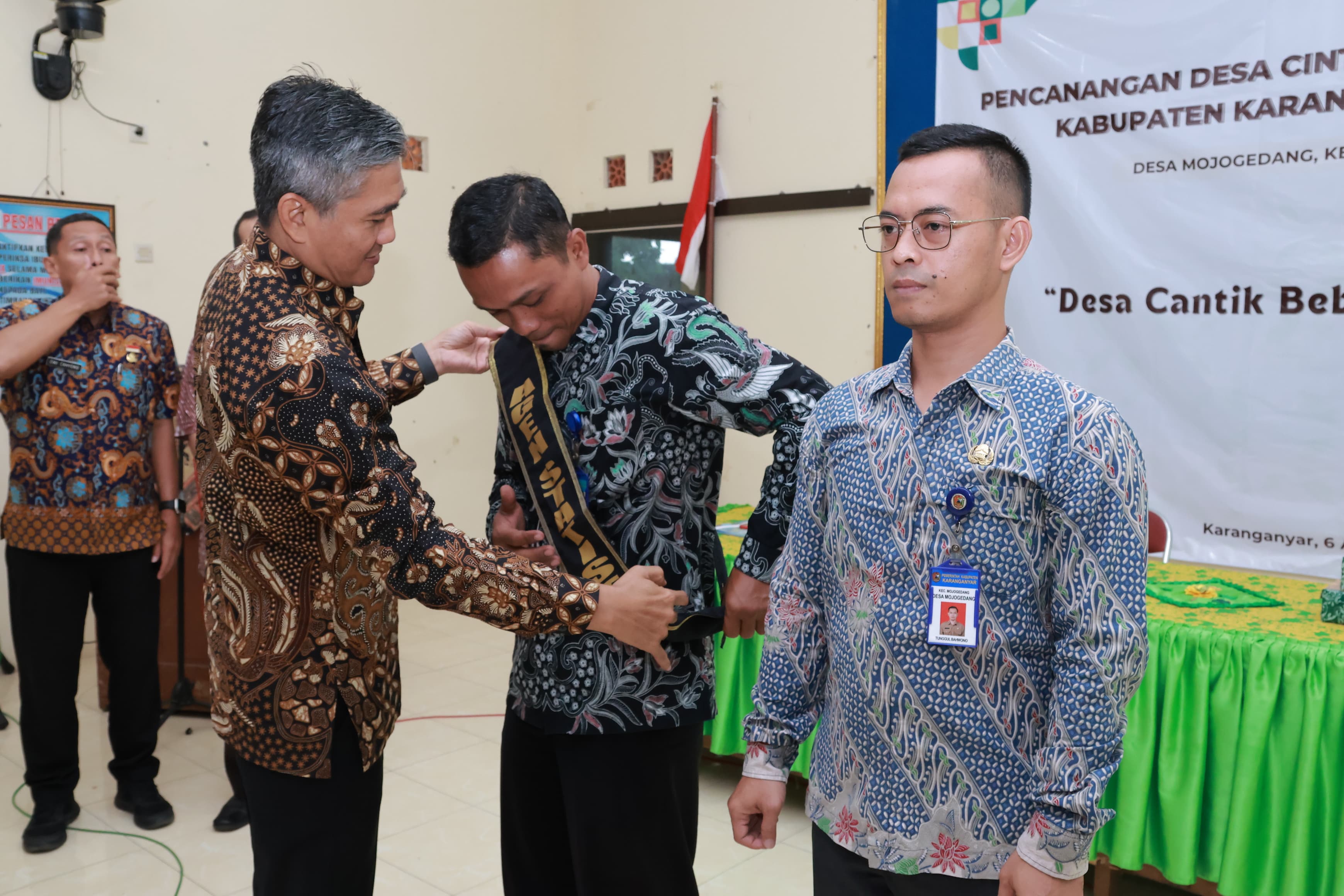 Pj Bupati Karanganyar Timotius Suryadi saat melaunching Desa Cantik di Mojogedang, Selasa (6/8/2024). (Rudi Hartono/Radar Solo)