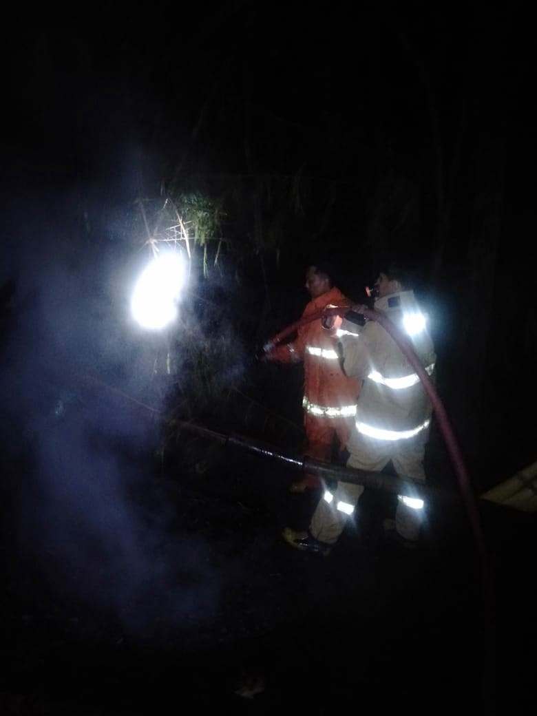 Pendinginan kebakaran barongan bambu di Dusun Segawe RT 01 RW 08, Desa Purwosari, Kecamatan Wonogiri Kota, Senin (5/8/2024) malam.