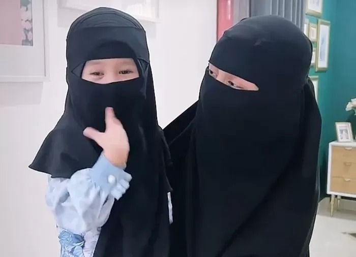 Kartika Putri berhijab.