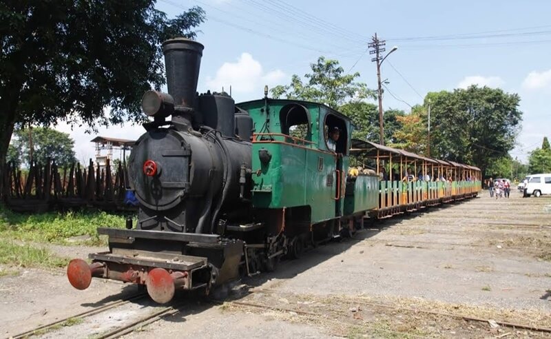 Menikmati petualangan menjelajahi Pabrik Gula Tasikmadu dengan Kereta uap yang ada di Agrowisata Sondokoro.