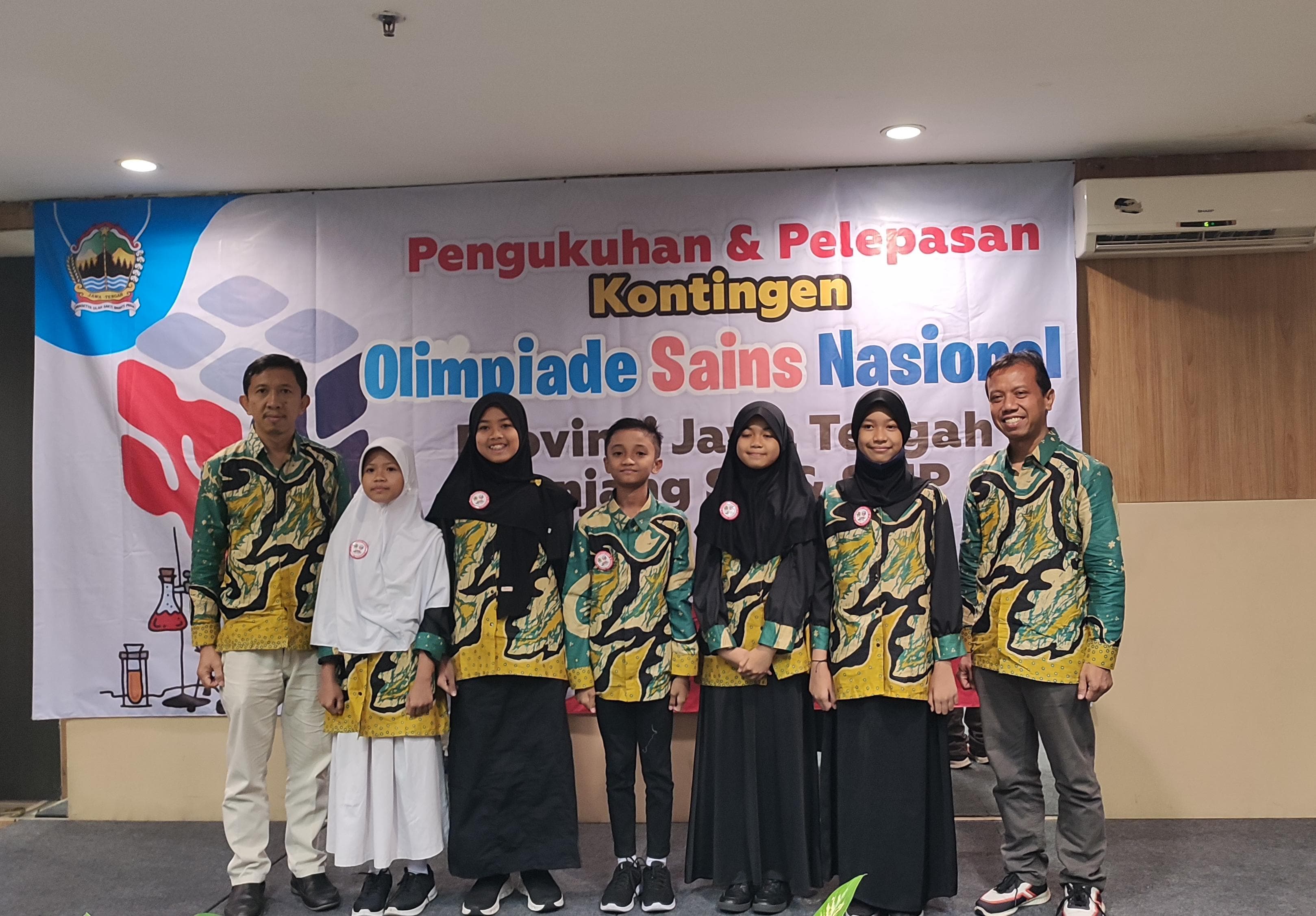 Nismara Pragya Chedrina Agung (ketiga dari kiri), mengikuti final OSN bidang Matematika di Jakarta (5-11/8).