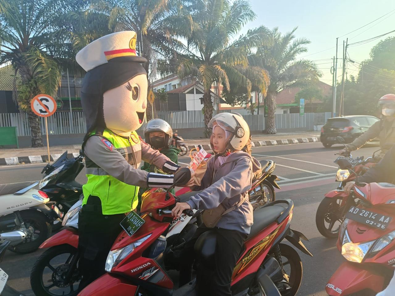 Satlantas Polres Karanganyar membagikan bingkisan ke pengendara selama Operasi Patuh Candi 2024. (Rudi Hartono/Radar Solo)