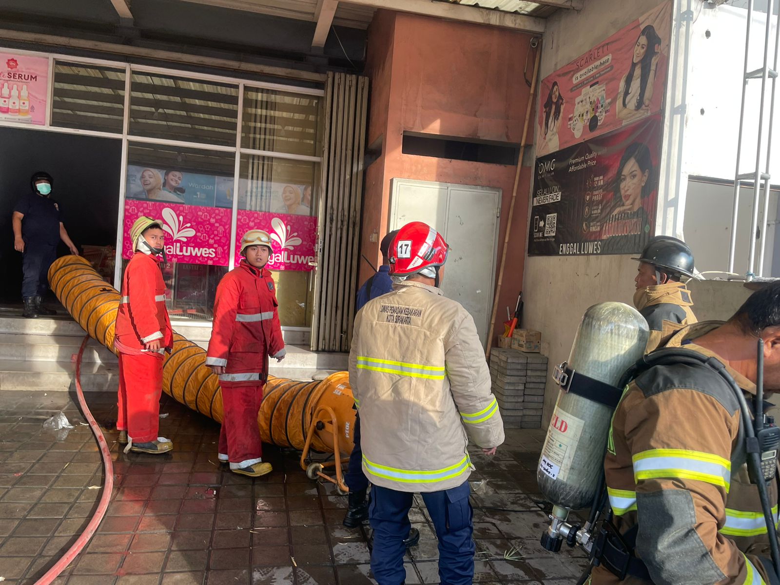 Tim Damkar Kota Solo melakukan pendinginan kebakaran toko kosmetik di Jalan Brigjend Katamso, RT 01 RW 05 Kelurahan Mojosongo, Kecamatan Jebres, Rabu (7/8/2024).