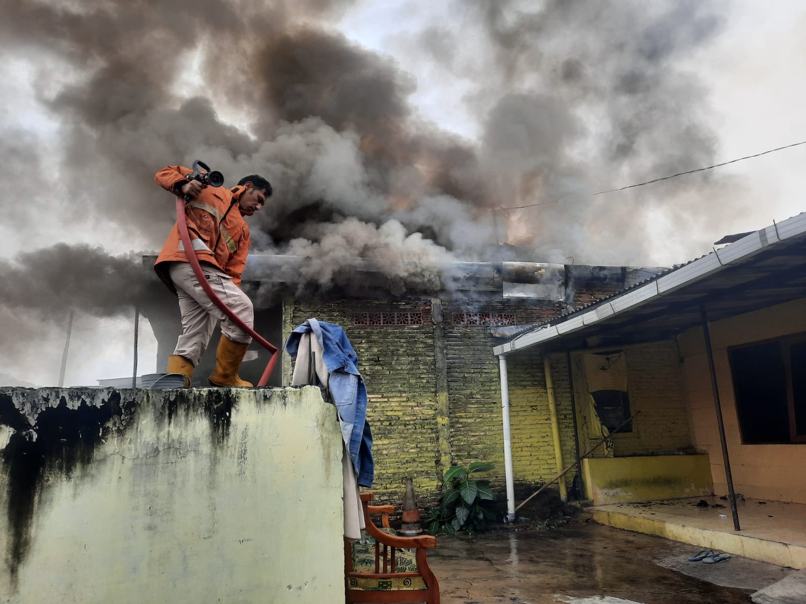 Kebakaran gudang toko kelontong di Lingkungan Bauresan RT 03 RW 01 Kelurahan Giritirto, Kecamatan Wonogiri Kota, Rabu (7/8/2024).