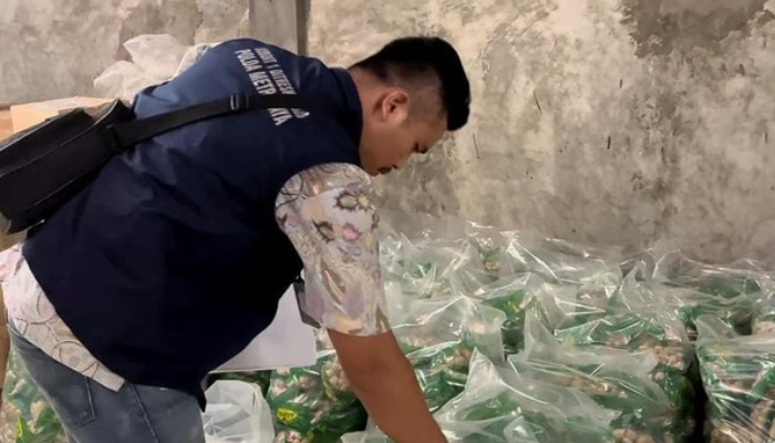 Polisi mengecek bakso yang diproduksi pabrik bakso di Bekasi, Jawa Barat.