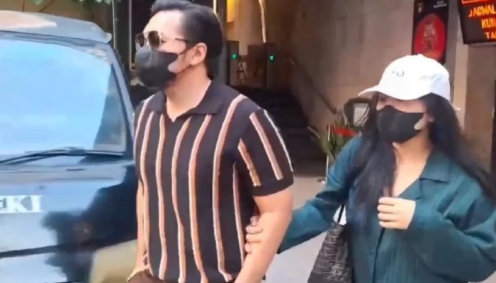 Musisi David Bayu alias David Naif saat dampingi putrinya, Audrey Davis jalani pemeriksaan di Polda Metro Jaya, Selasa (6/8).
