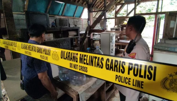 Polisi melakukan pemeriksaan rumah NY, pria yang makan daging kucing di Semarang, Rabu (7/8).