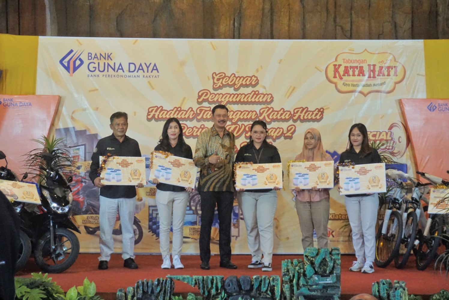 APRESIASI: Direktur Utama Bank Guna Daya Arry Mardiyanto menyerahkan hadiah kepada nasabah yang beruntung.