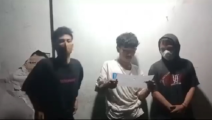 Tangkapan layar video saat Irfan Adi Pratama membacakan surat pernyataan bersedia mengikuti latihan silat dan setelah membaca langsung dikeroyok.