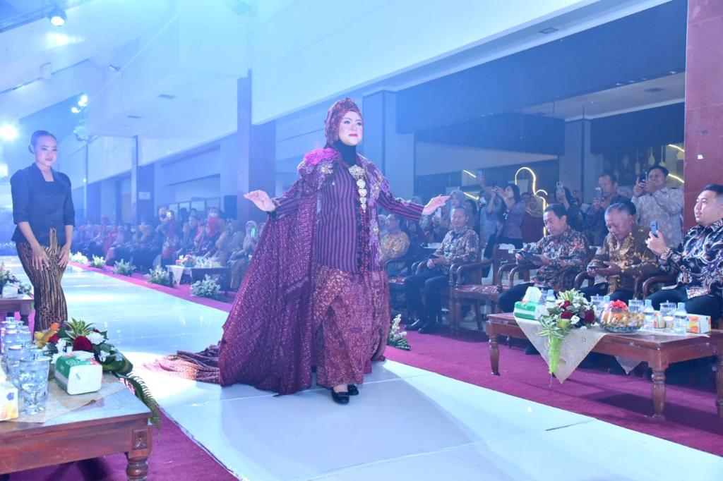 Ilustrasi Bupati Sukoharjo Etik Suryani jadi model dalam Sukoharjo Fashion Food and Festival 2023 lalu.
