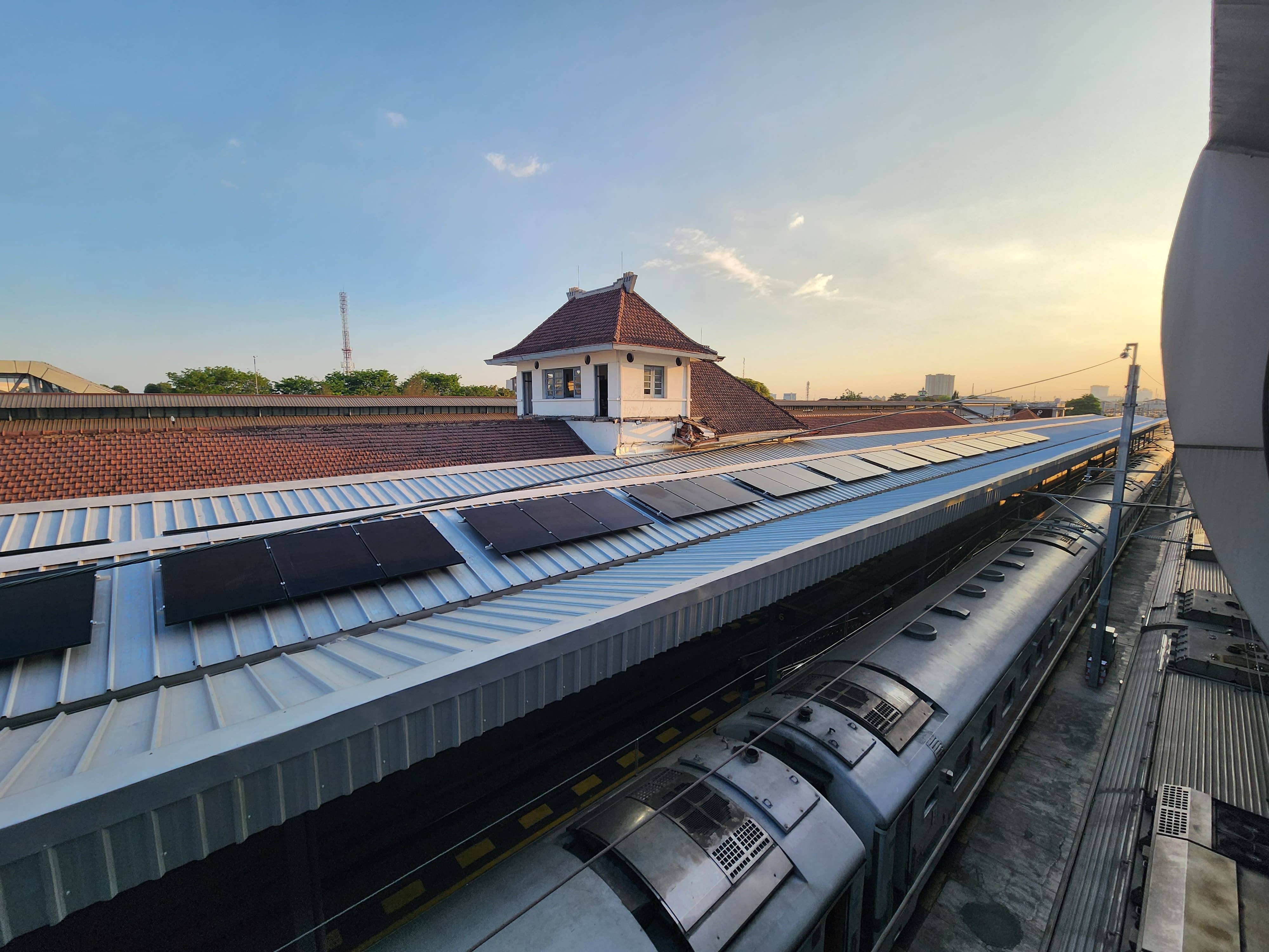Panel surya di&nbsp;Stasiun Solo Balapan.