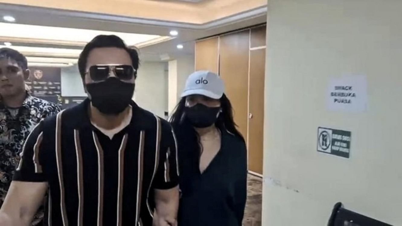 David Bayu terus dampingi anaknya Audrey Davis  saat diperiksa polisi di Polda Metro Jaya atas kasus video syur yang diduga mirip dirinya.