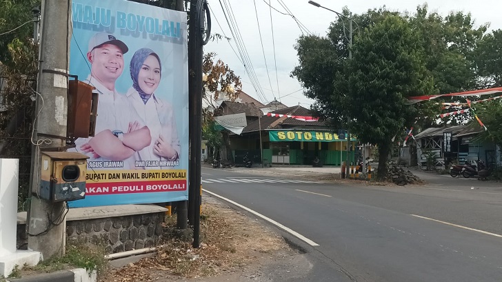 Baliho bergambar Agus Irawan bersanding dengan Dwi Fajar Nirwana yang merupakan kader PDI Perjuangan.