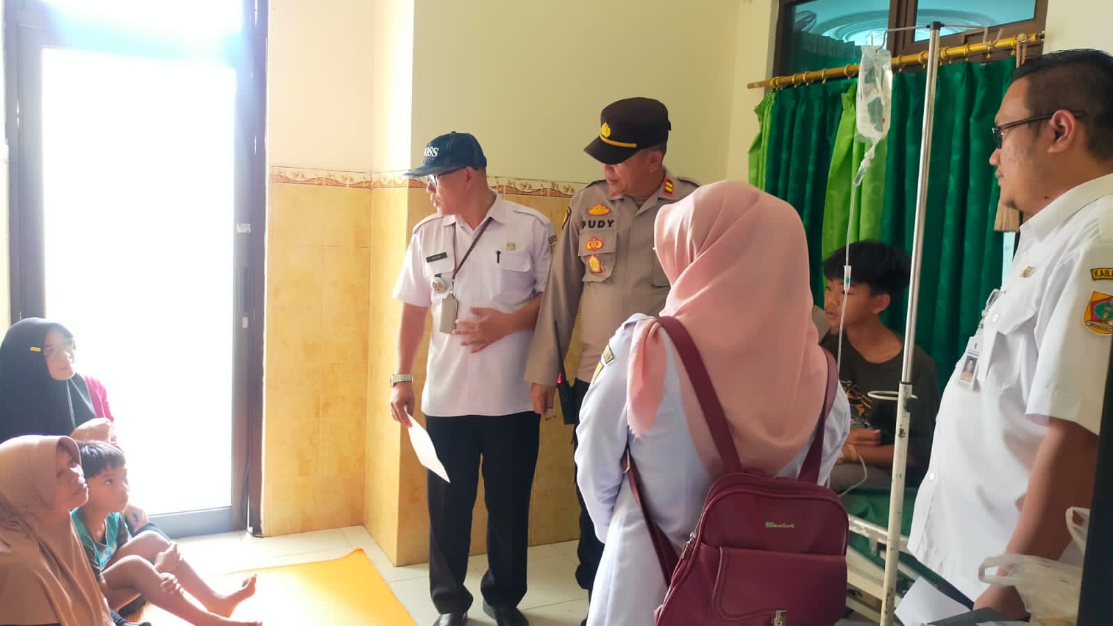Pihak sekolah dan polisi jenguk siswa yang diduga keracunan di klinik kesehatan Kecamatan Jatiroto, Wonogiri, Rabu (7/8/2024).