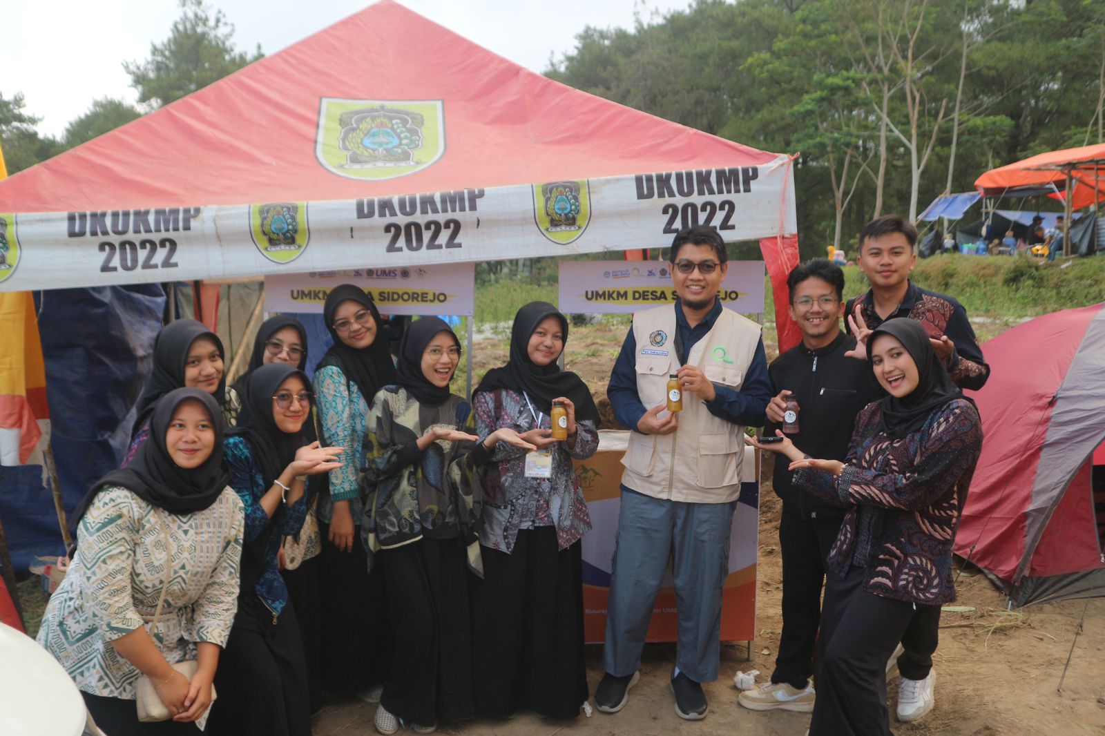 Tim PPKO BEM Farmasi UMS, dosen pendamping, dan perwakilan kampus kenalkan produk Oemah Jamu di acara Kirab Ageng Merti Bumi Merapi di Lapangan Bumijo, Desa Sidorejo, Kecamatan Kemalang, Klaten.