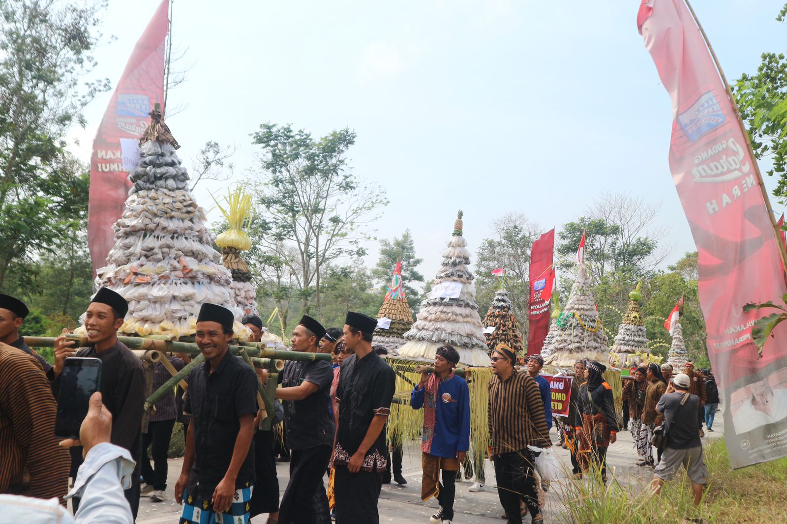 Gunungan hasil bumi semarakkan Kirab Ageng Merti Bumi Merapi.