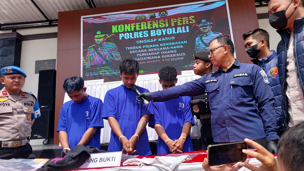 Oknum anggota perguruan silat yang menjadi tersangka pengeroyokan di Boyolali beri keterangan di mapolres setempat, Rabu (7/8/2024).