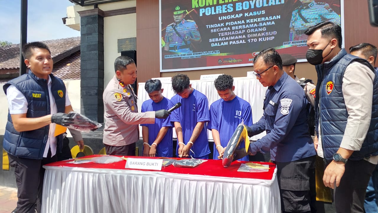 Kapolres Boyolali AKBP Muhammad Yoga Buana Dipta menginterogasi anggota perguruan silat yang jadi tersangka pengeroyokan, Rabu (7/8/2024).