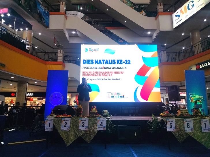Direktur Polinus Surakarta Suci Purwandari me-launching program teaching factory tiga prodi dalam perayaan Dies Natalis ke-22 kampus setempat di Atrium Solo Grand Mall, Rabu (7/8/2024).