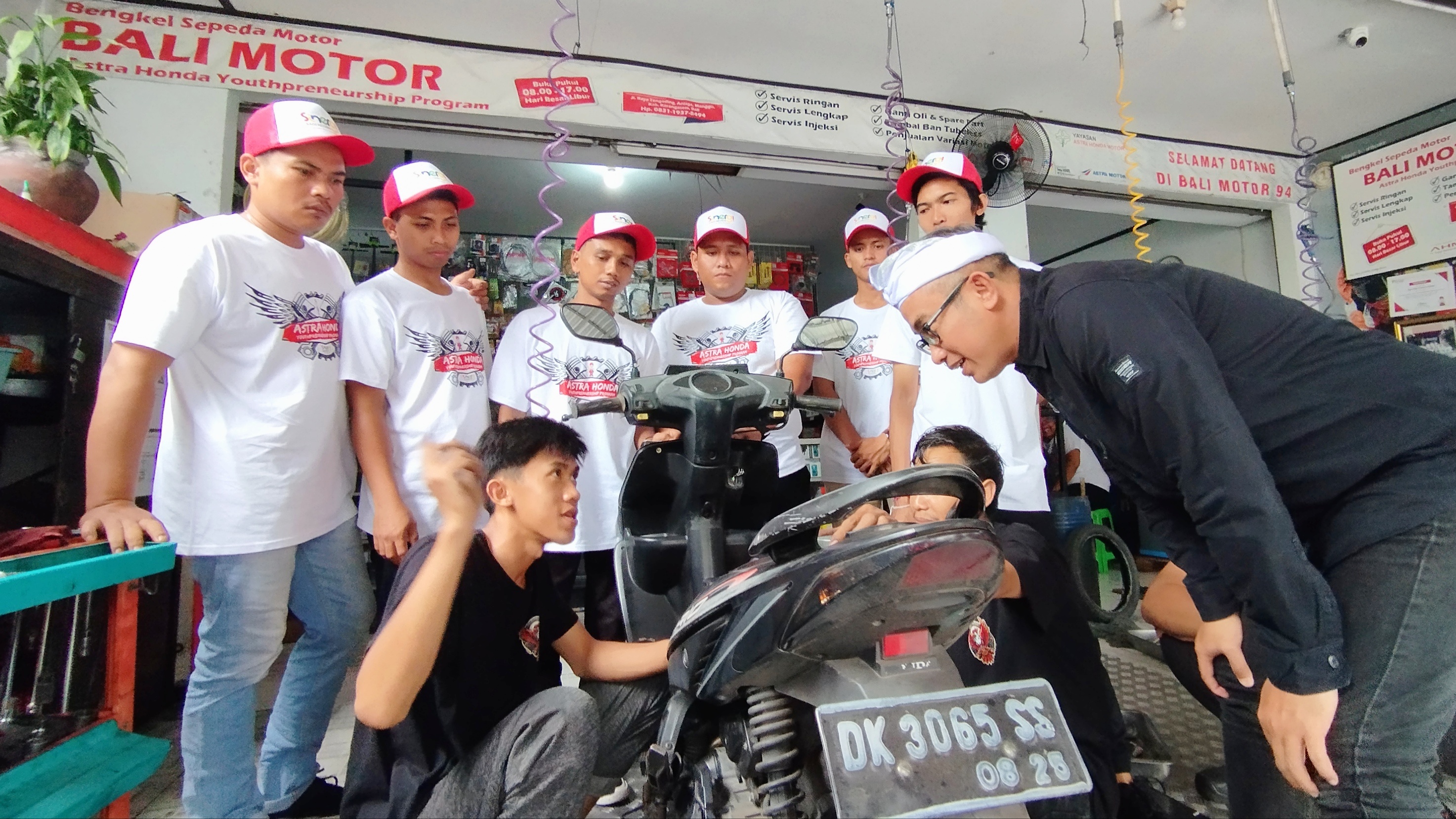 Technical Training Instruktur Astra Motor Bali Putu Hendra Sagita sedang memberikan pengetahuan perkembangan sepeda motor listrik Honda EM1 e: kepada 21 peserta  AHYPP, Senin (5/8/2024).