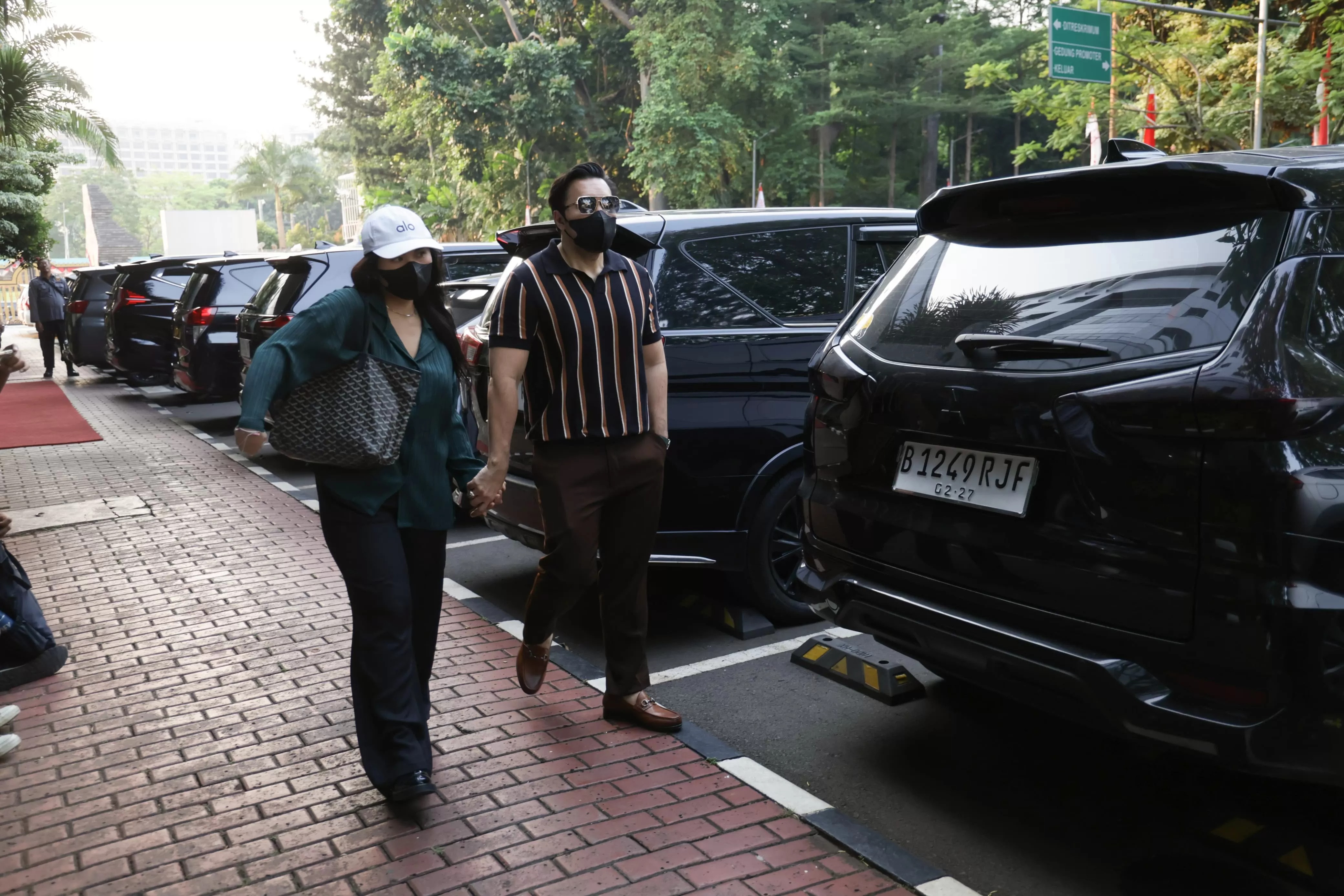 Penyanyi David Bayu mendampingi anaknya Audrey Davis saat menjalani pemeriksaan di Polda Metro Jaya, Jakarta Selatan, Selasa (6/8/2024).