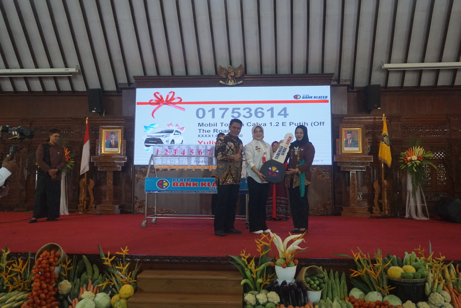 Bupati Klaten Sri Mulyani saat menyerahkan hadiah utama gebyar undian tabungan semar dan simba di Pendapa Pemkab Klaten pada Rabu (7/8/2024). (Angga Purenda/Radar Solo)