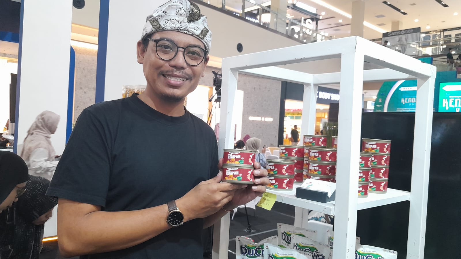 Riko pamerkan pentol rempah produksinya yang sudah dikemas. (Maulida Afifa/Radar Solo)