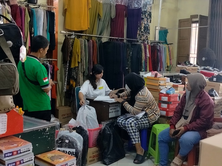 Wali murid berbondong belanjakan BPMKS untuk kebutuhan sekolah anaknya di salah satu toko mitra di Pajang, Laweyan, Kamis (8/8).