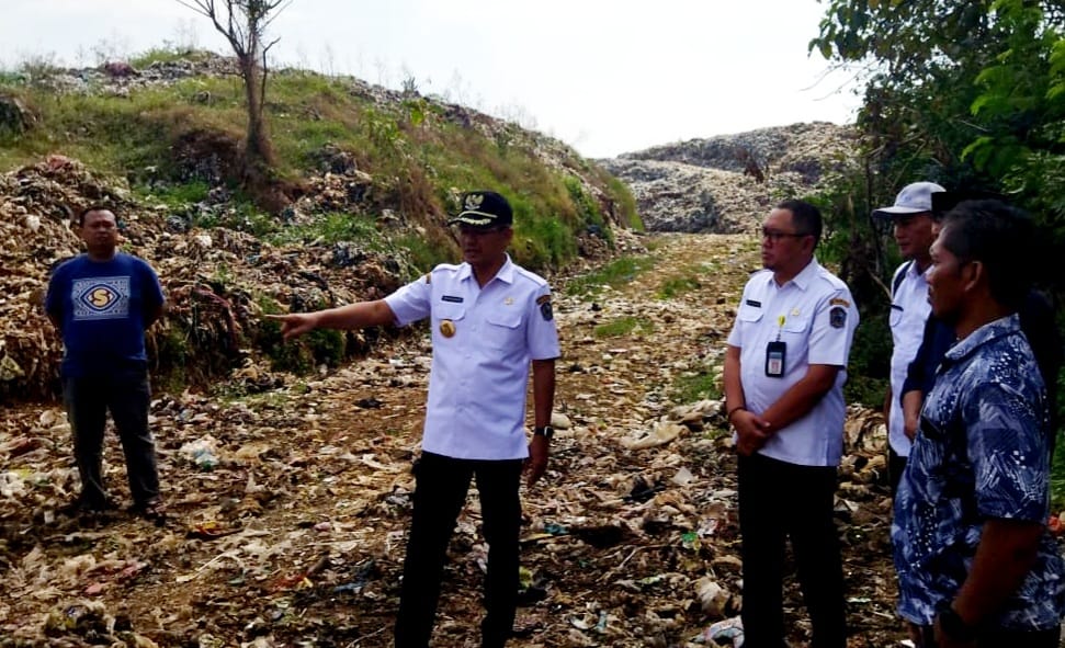 Pj Bupati Karanganyar Timotius Suryadi saat sidak pengelolaan sampah di TPA Sukosari Jumantono. (Rudi Hartono/Radar Solo)