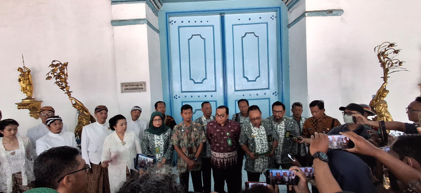 Juru sita Pengadilan Negeri Solo bersama kerabat Keraton Solo beri keterangan pers di depan pintu Kori Kamandungan, Kamis (8/8/2024).