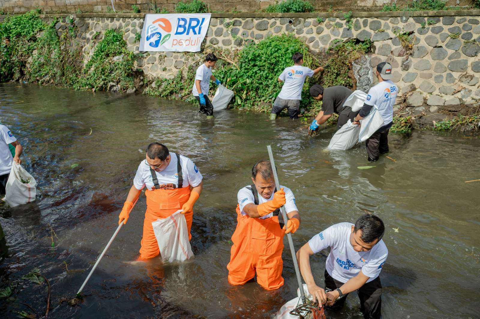 Program Jaga Sungai Jaga Kehidupan yang diinisiasi BRI melibatkan ribuan warga.