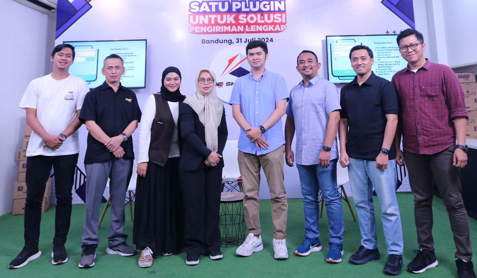 Para pemateri webinar &ldquo;Launching JNE Plug in JNE Shipping&rdquo; yang mengangkat tema &ldquo;Satu Plug in untuk Solusi Pengiriman Lengkap membangun Bisnis Berkelanjutan&rdquo;.